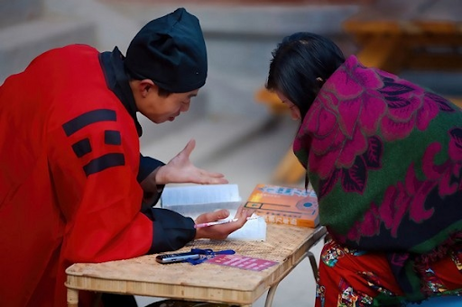 Chiêm bao thấy thầy bói đang cúng bái là gì?