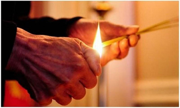 Mơ thấy thắp hương bàn thờ
