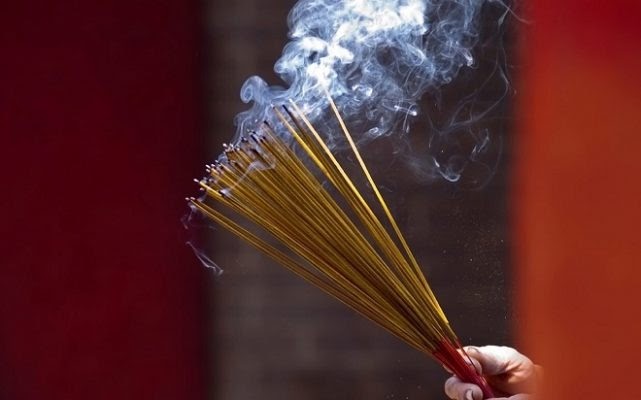 Nằm mơ thấy thắp hương là điềm báo gì trong tương lai sắp tới?